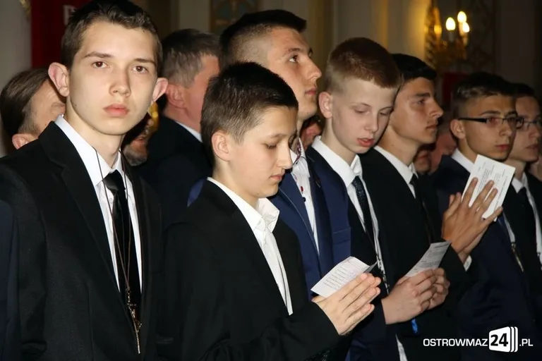 Bierzmowanie ostrowskiej młodzieży (zdjęcia)