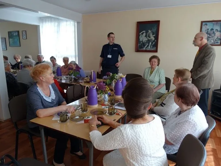 Mundurowi spotkali się z seniorami (zdjęcia)