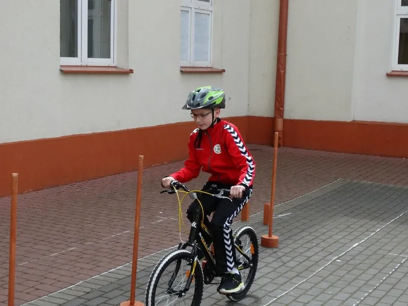 Uczniowie SP1 z kartami rowerowymi (zdjęcia)