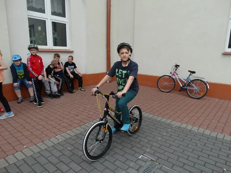 Uczniowie SP1 z kartami rowerowymi (zdjęcia)
