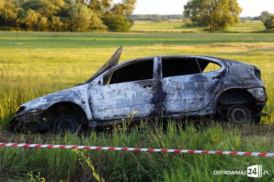 Spalone auto i ciało w rzece (zdjęcia)