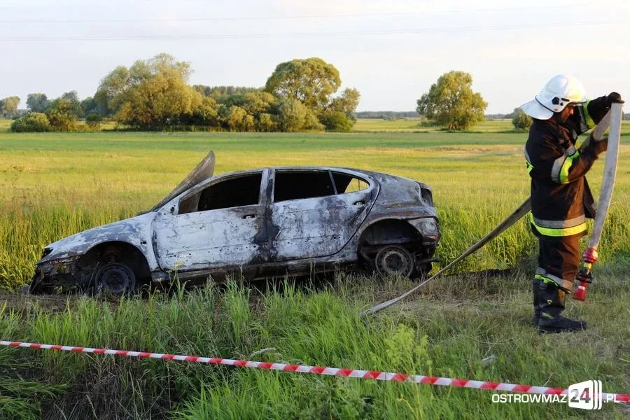 Spalone auto i ciało w rzece (zdjęcia)