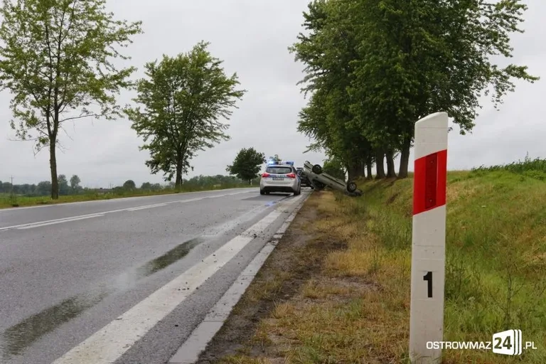 Dachowanie na trasie Ostrów - Ostrołęka (zdjęcia)