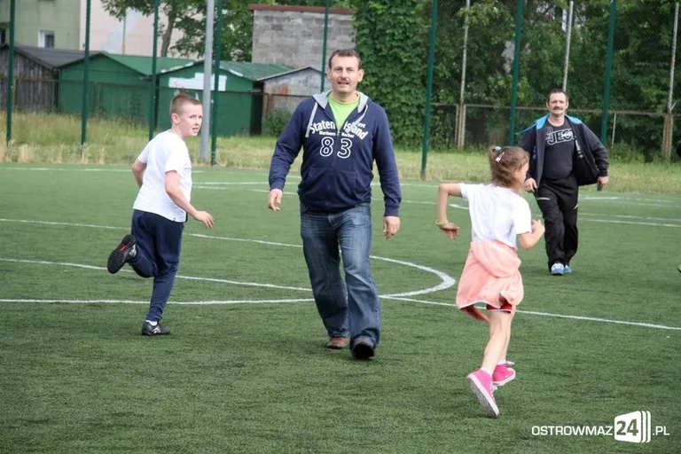 Rywalizowali rodzinnie na orliku (zdjęcia)