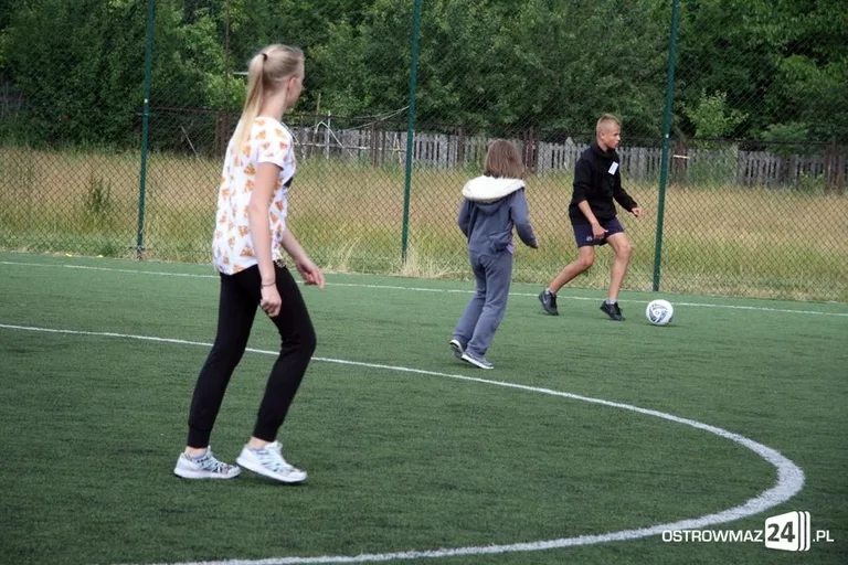 Rywalizowali rodzinnie na orliku (zdjęcia)