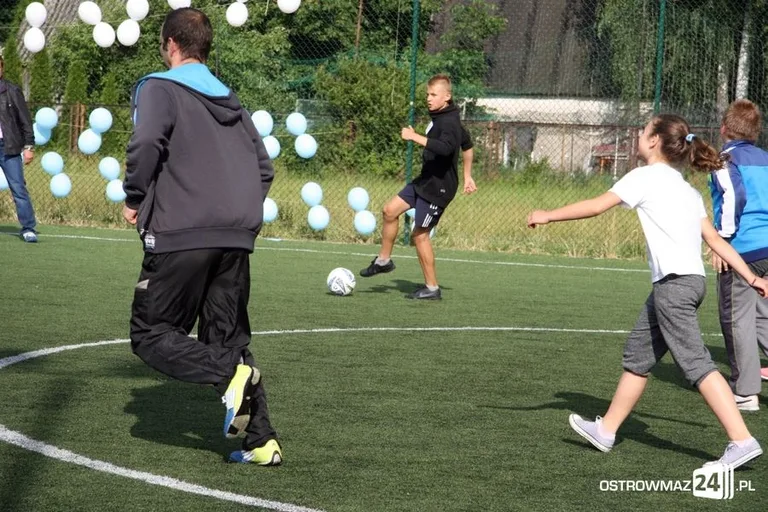 Rywalizowali rodzinnie na orliku (zdjęcia)