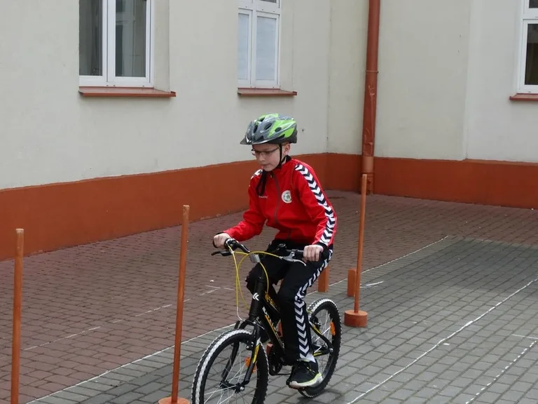Uczniowie SP1 z kartami rowerowymi (zdjęcia)