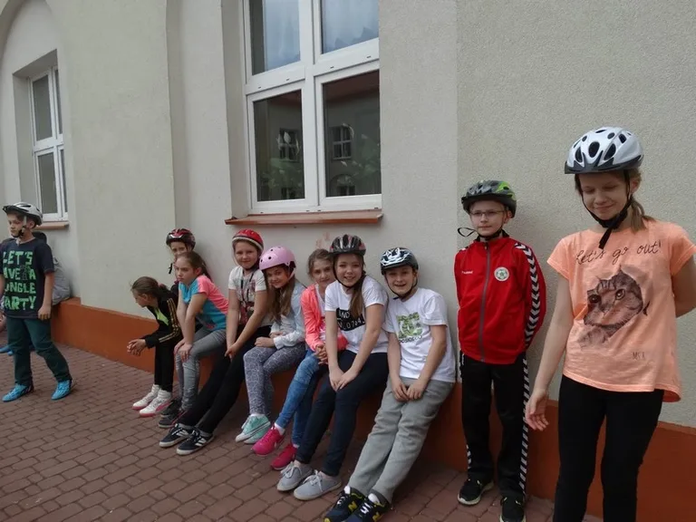 Uczniowie SP1 z kartami rowerowymi (zdjęcia)