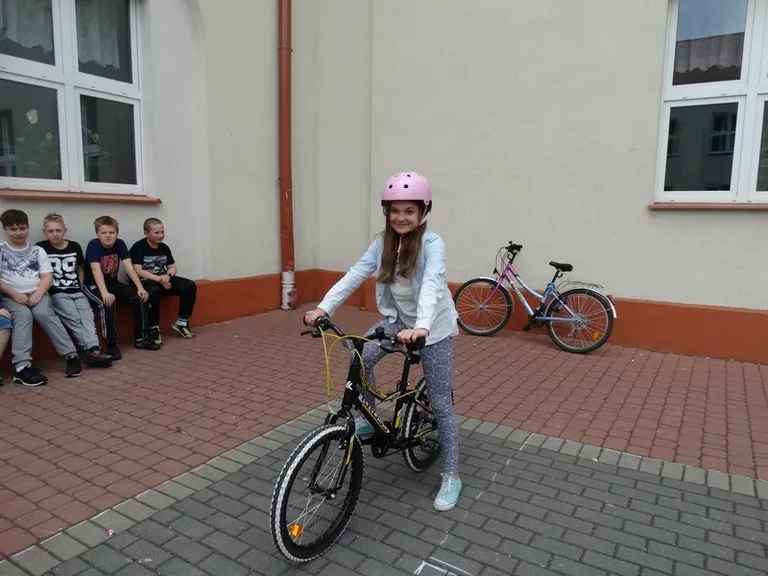 Uczniowie SP1 z kartami rowerowymi (zdjęcia)