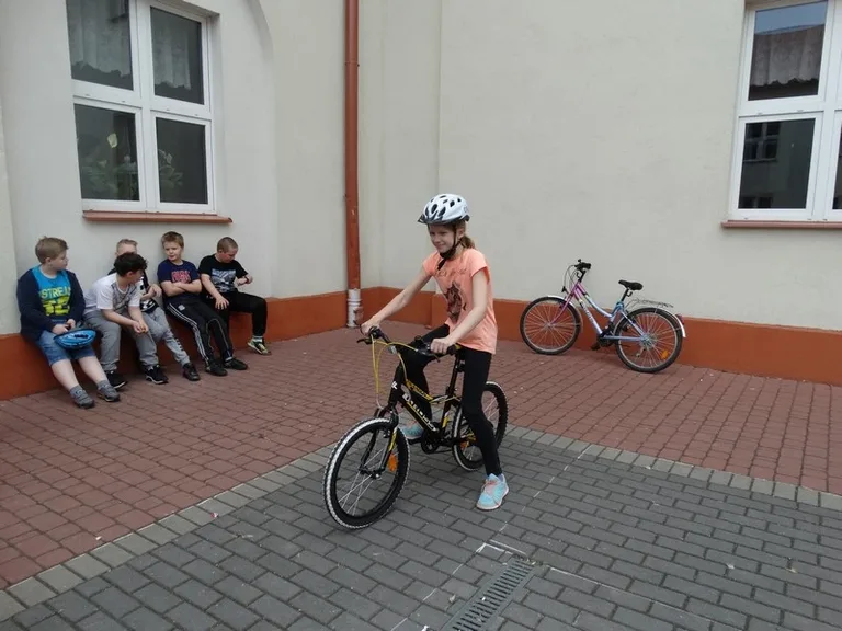 Uczniowie SP1 z kartami rowerowymi (zdjęcia)