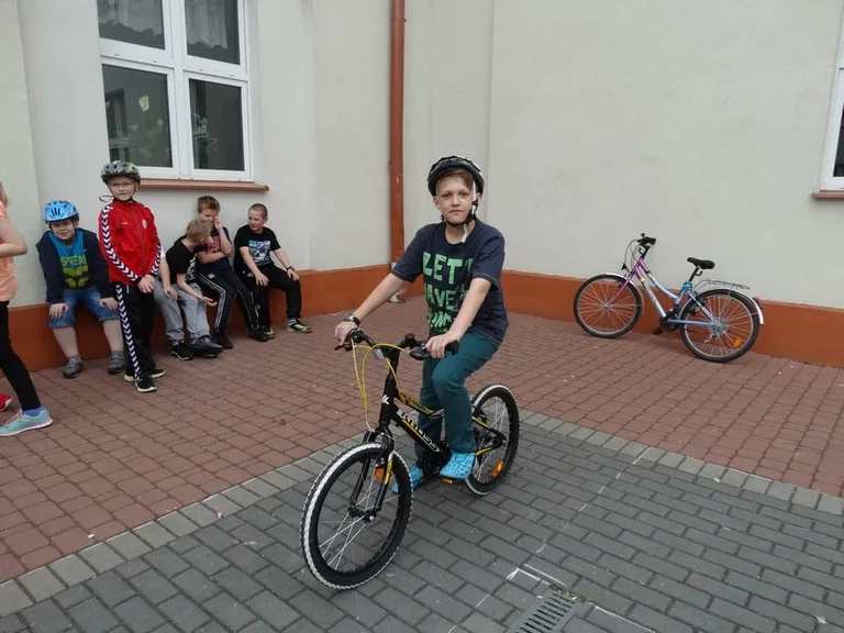 Uczniowie SP1 z kartami rowerowymi (zdjęcia)