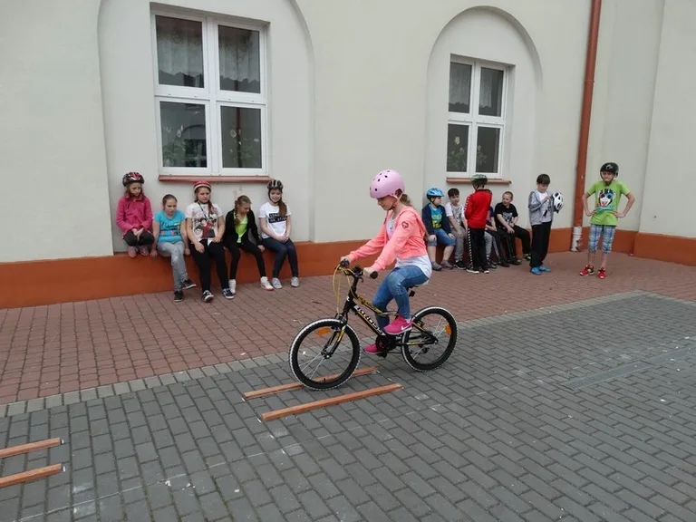 Uczniowie SP1 z kartami rowerowymi (zdjęcia)
