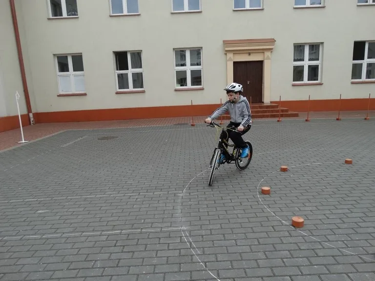 Uczniowie SP1 z kartami rowerowymi (zdjęcia)