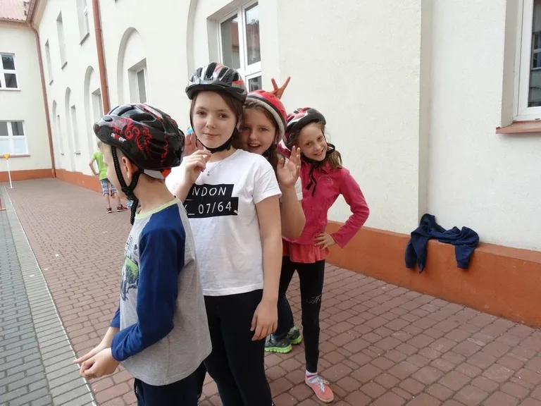 Uczniowie SP1 z kartami rowerowymi (zdjęcia)
