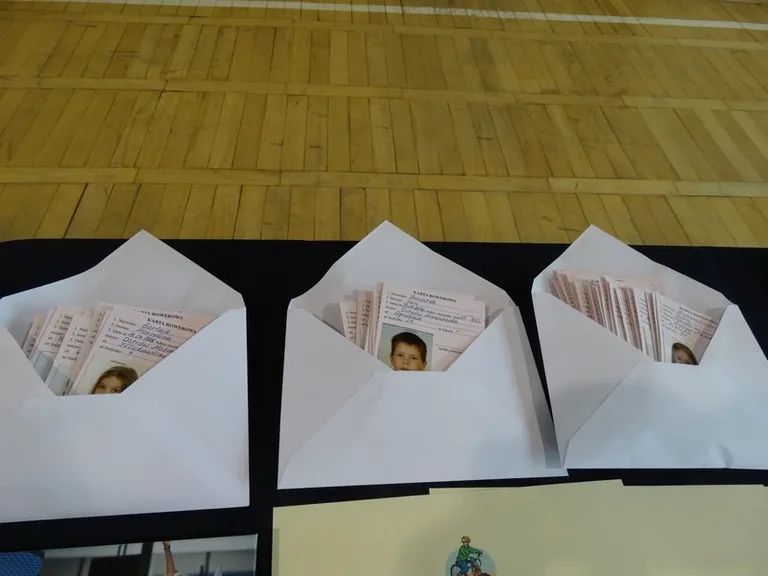 Uczniowie SP1 z kartami rowerowymi (zdjęcia)