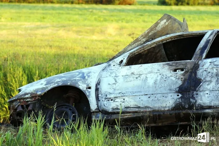 Spalone auto i ciało w rzece (zdjęcia)