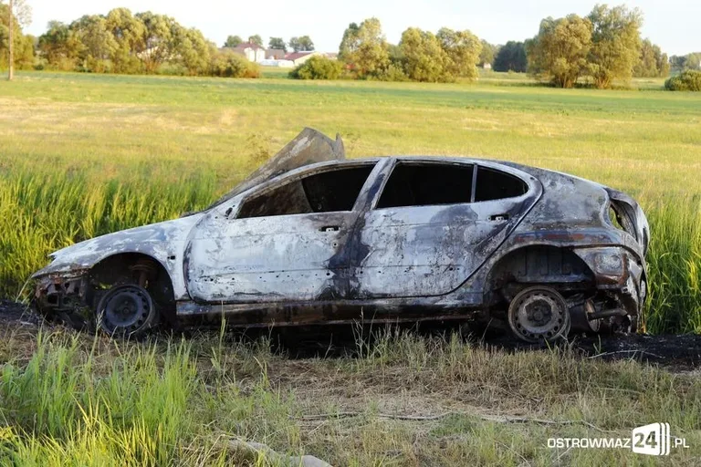 Spalone auto i ciało w rzece (zdjęcia)