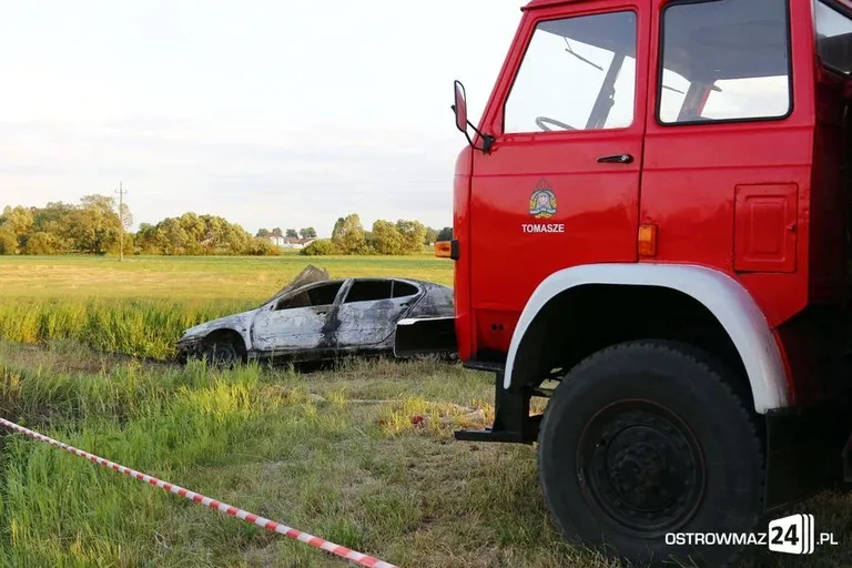 Spalone auto i ciało w rzece (zdjęcia)