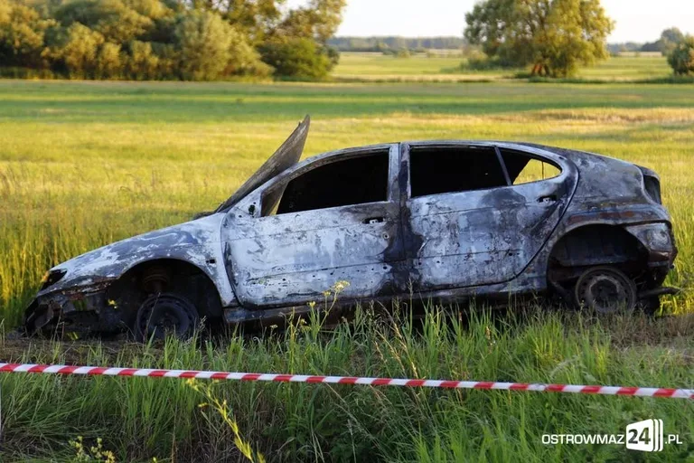 Spalone auto i ciało w rzece (zdjęcia)
