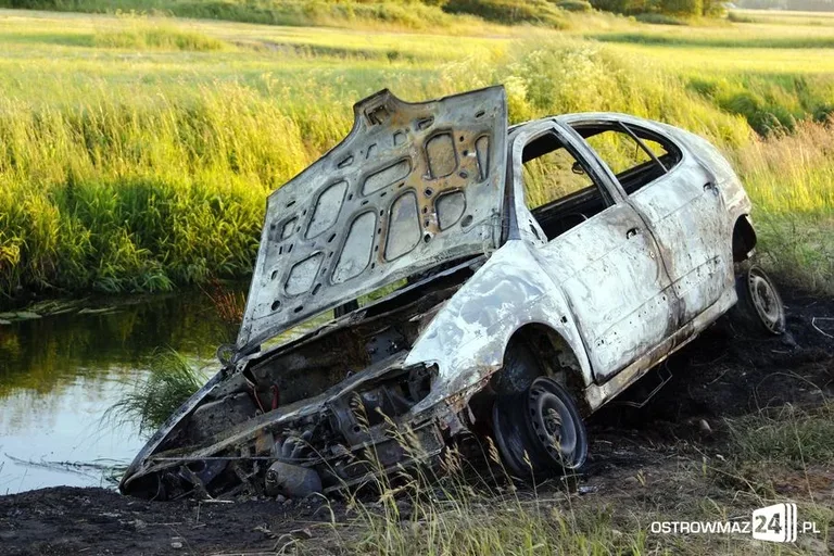 Spalone auto i ciało w rzece (zdjęcia)