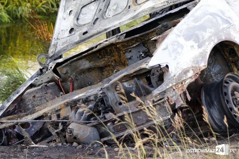 Spalone auto i ciało w rzece (zdjęcia)