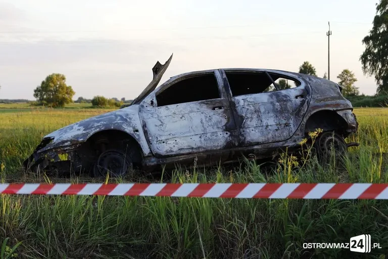 Spalone auto i ciało w rzece (zdjęcia)