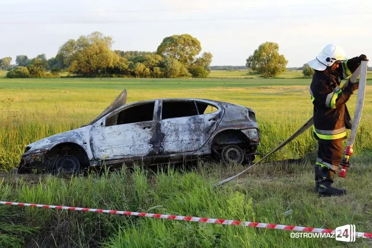 Spalone auto i ciało w rzece (zdjęcia)