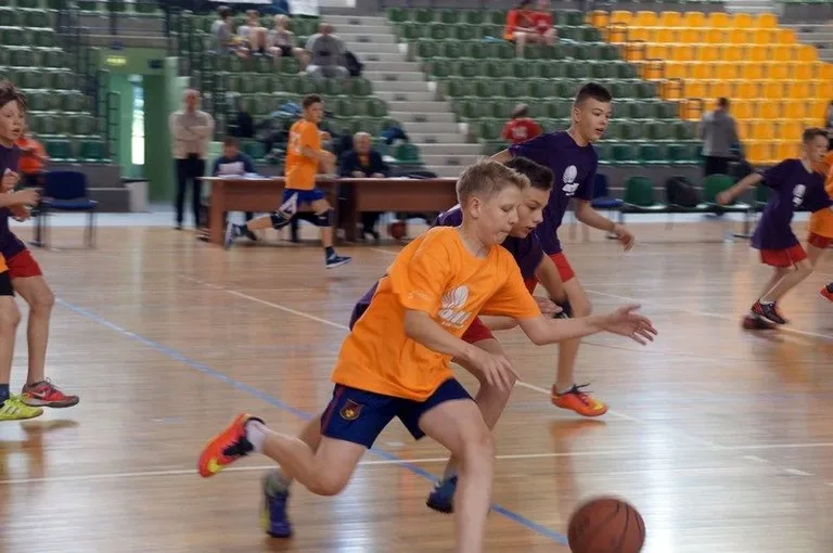 Uczniowie SP1 w koszykarskim finale (zdjęcia)