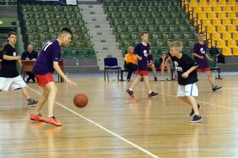 Uczniowie SP1 w koszykarskim finale (zdjęcia)