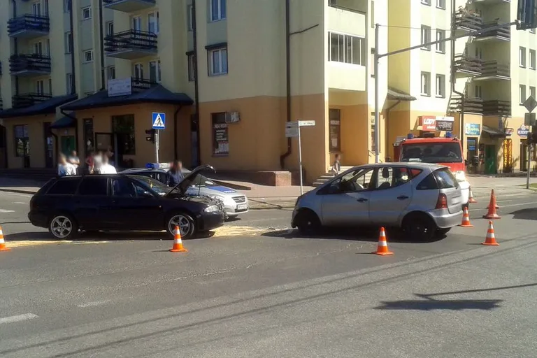 Stłuczka dwóch aut na ul. 3 Maja (zdjęcia)