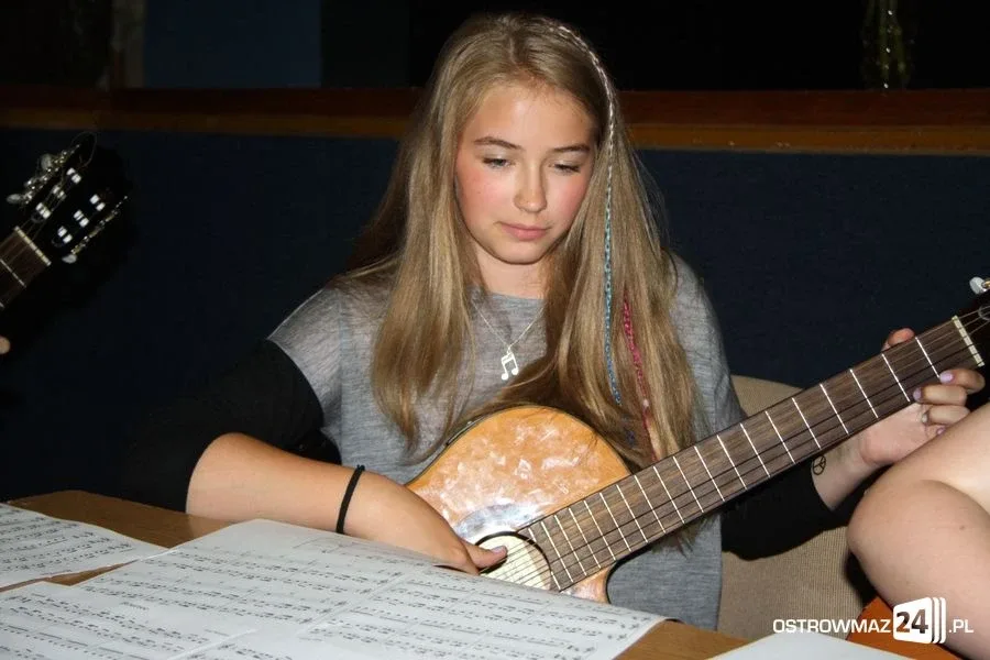 Trenują grę na gitarze (zdjęcia)