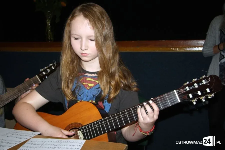 Trenują grę na gitarze (zdjęcia)