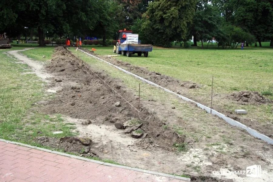 Powstaje nowy chodnik przy stawie (zdjęcia)