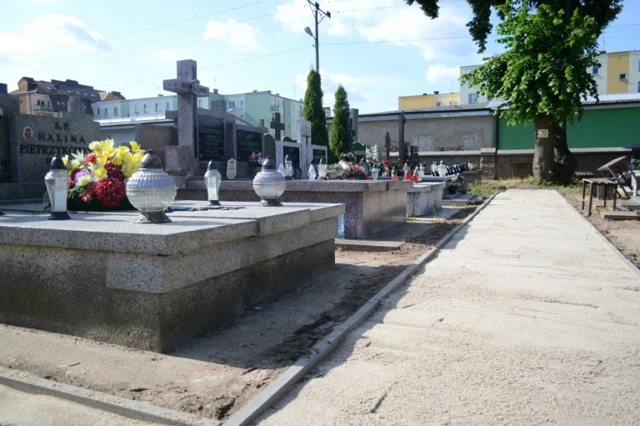 Trwa remont alejek na cmentarzu (zdjęcia)