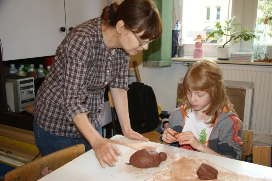 Młodzież na warsztatach ceramicznych (zdjęcia)