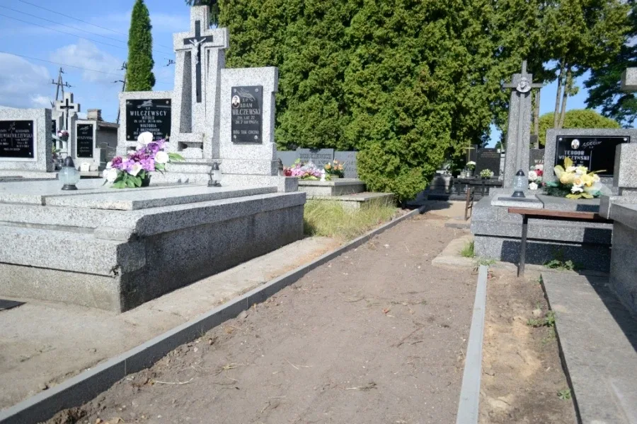 Trwa remont alejek na cmentarzu (zdjęcia)