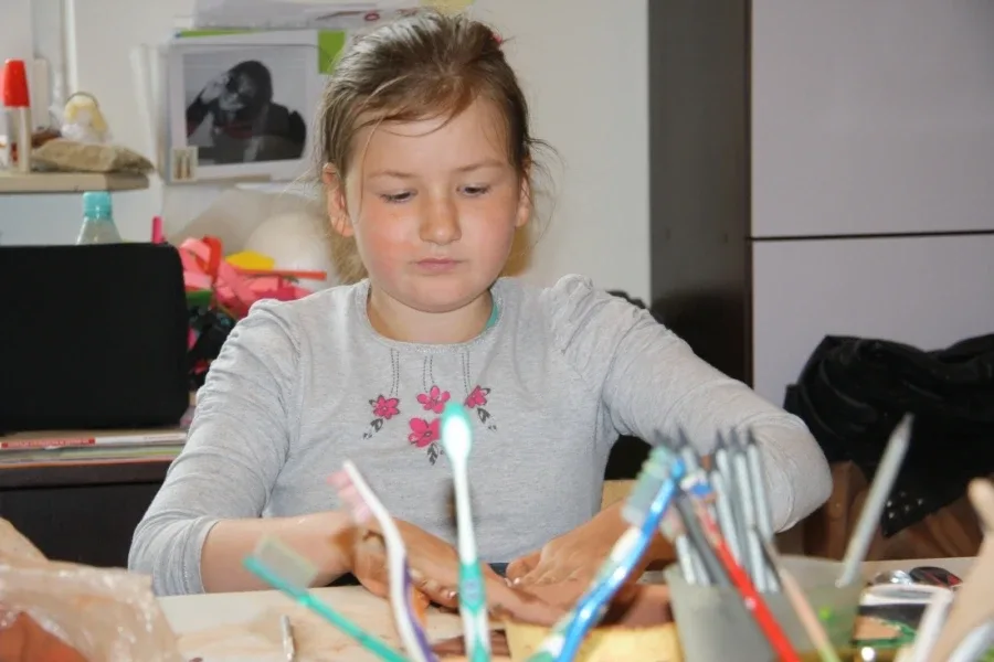 Młodzież na warsztatach ceramicznych (zdjęcia)