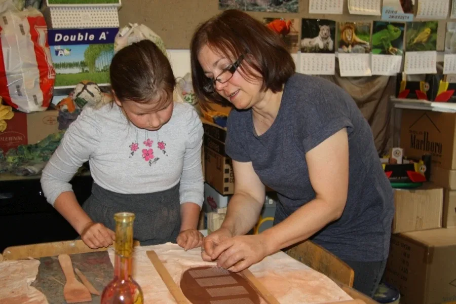 Młodzież na warsztatach ceramicznych (zdjęcia)