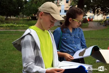 Obserwowali przyrodę nad miejskim stawem
