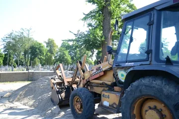 Trwa remont alejek na cmentarzu (zdjęcia)