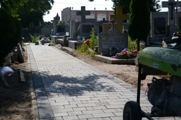 Trwa remont alejek na cmentarzu (zdjęcia)
