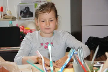 Młodzież na warsztatach ceramicznych (zdjęcia)