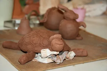 Młodzież na warsztatach ceramicznych (zdjęcia)