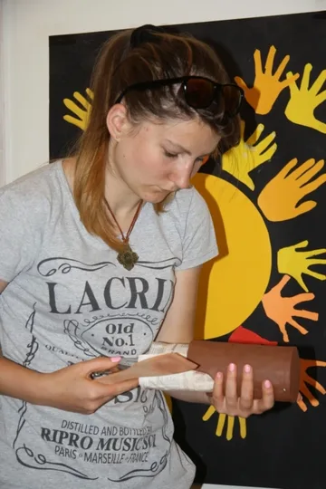 Młodzież na warsztatach ceramicznych (zdjęcia)