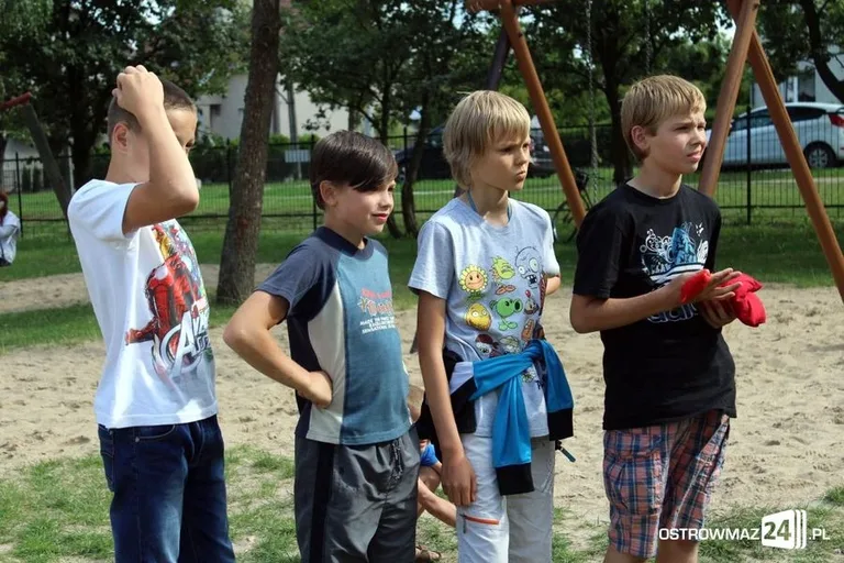 Zabawy dzieci na os. Wojtówka (zdjęcia)