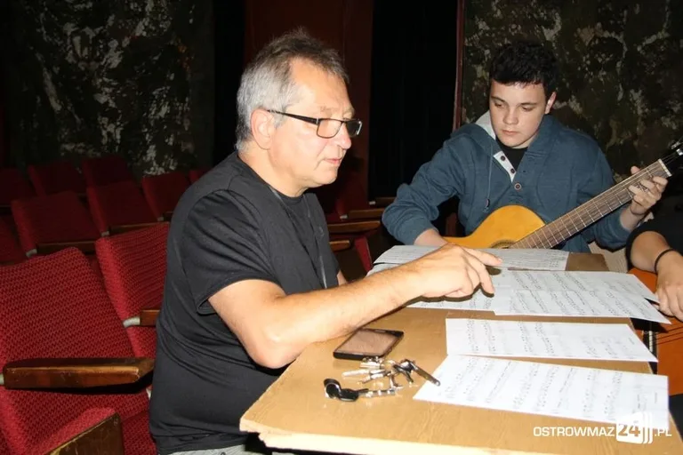 Trenują grę na gitarze (zdjęcia)