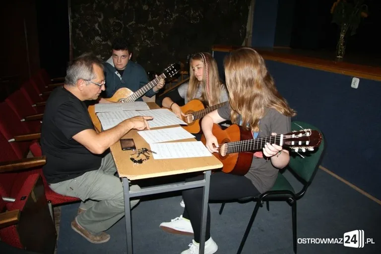 Trenują grę na gitarze (zdjęcia)