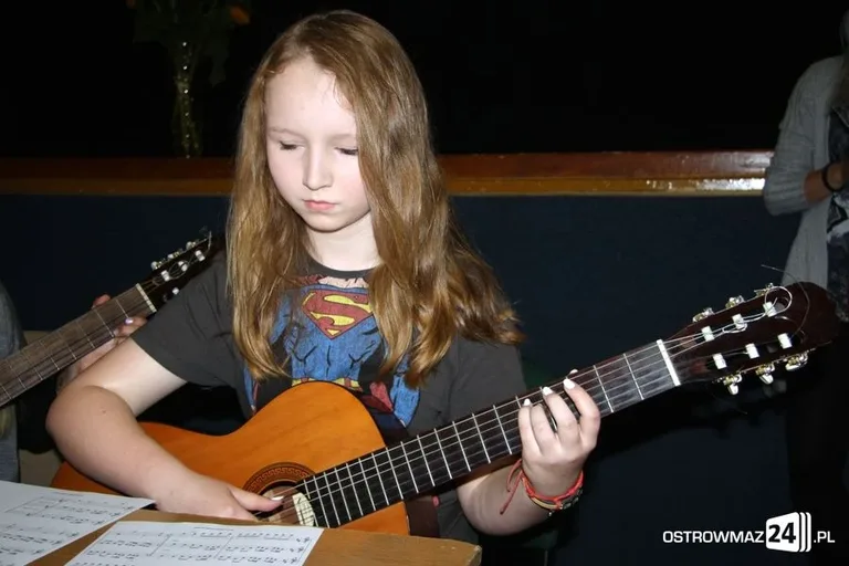 Trenują grę na gitarze (zdjęcia)