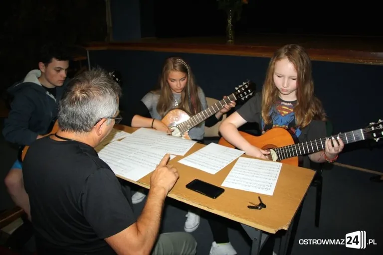 Trenują grę na gitarze (zdjęcia)