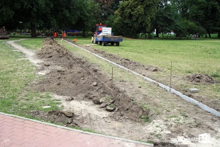 Powstaje nowy chodnik przy stawie (zdjęcia)